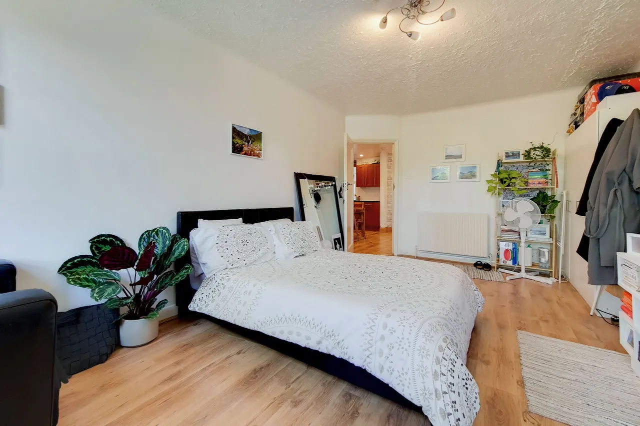 4 Queensborough Court, North Circular Road, London, photo 12
