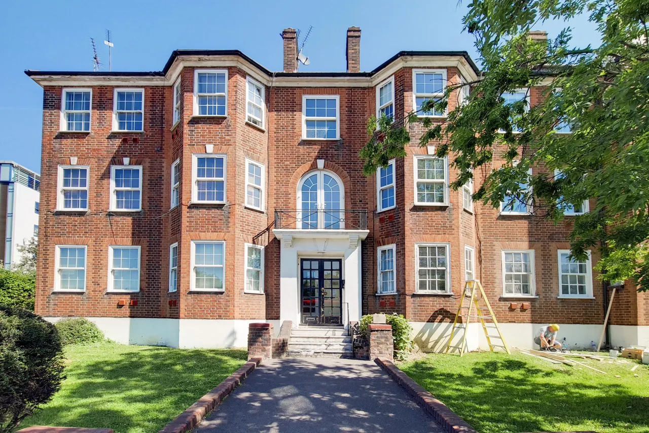 3 bed flat for sale — 4 Queensborough Court, North Circular Road, London