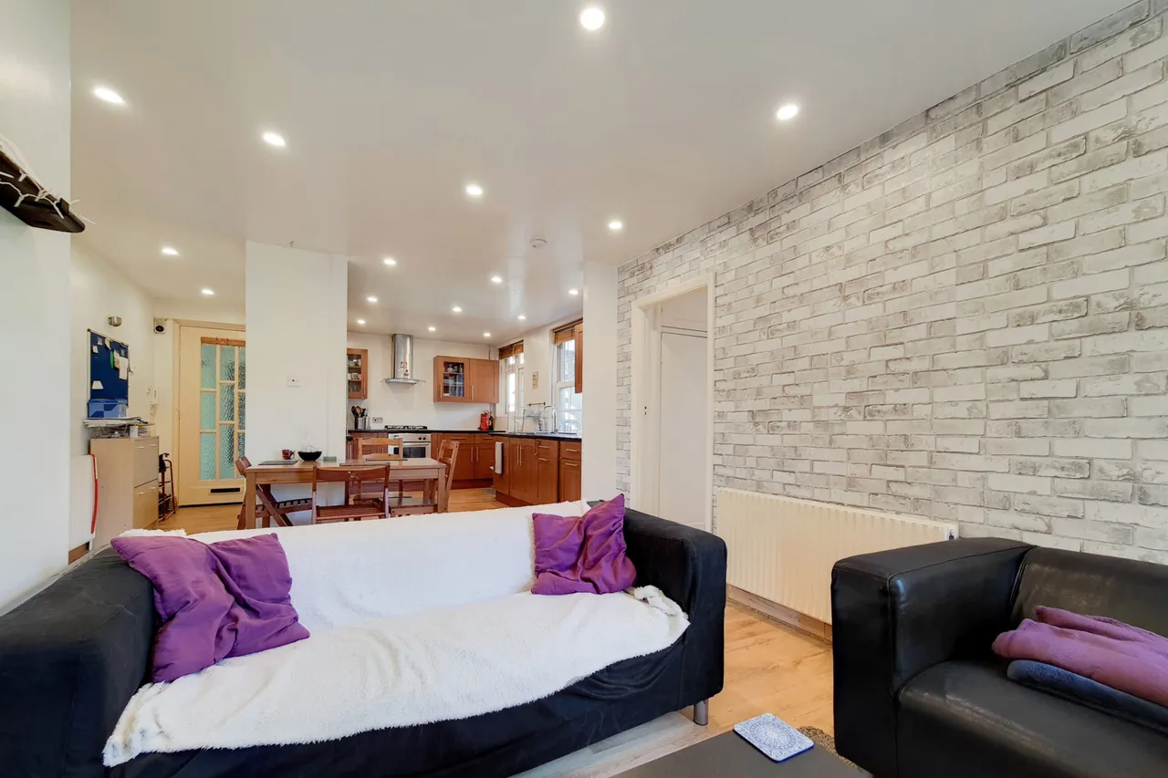 4 Queensborough Court, North Circular Road, London, photo 6