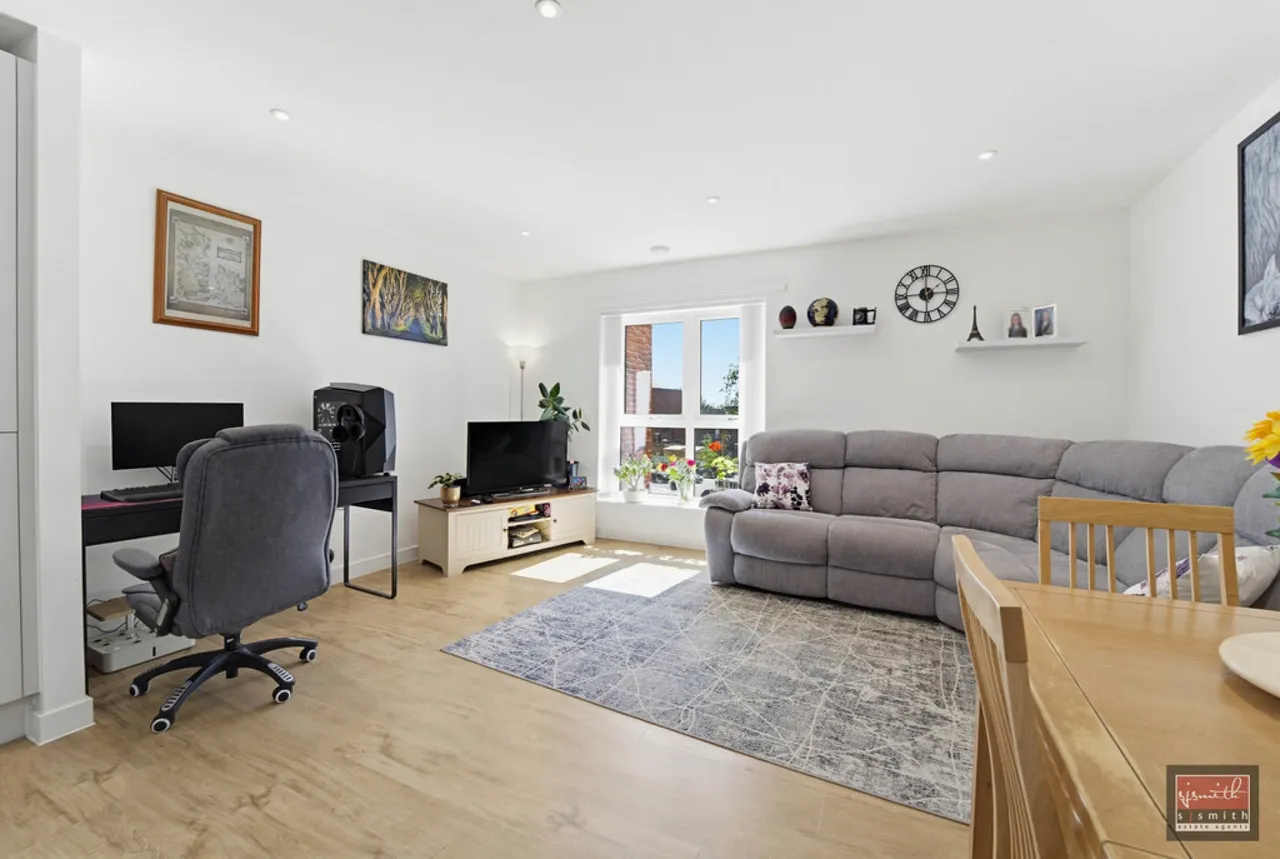 2 bed flat for sale, Pitcher Lane, Ashford