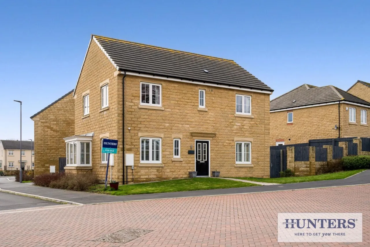 4 bed house for sale — Priestley Crescent, Apperley Bridge