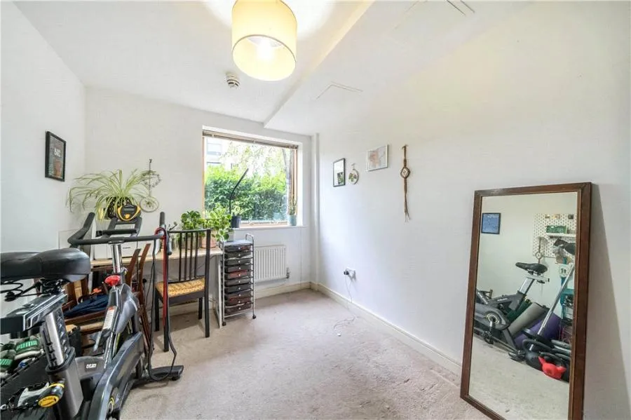 Plough Road, London, SW11, photo 12