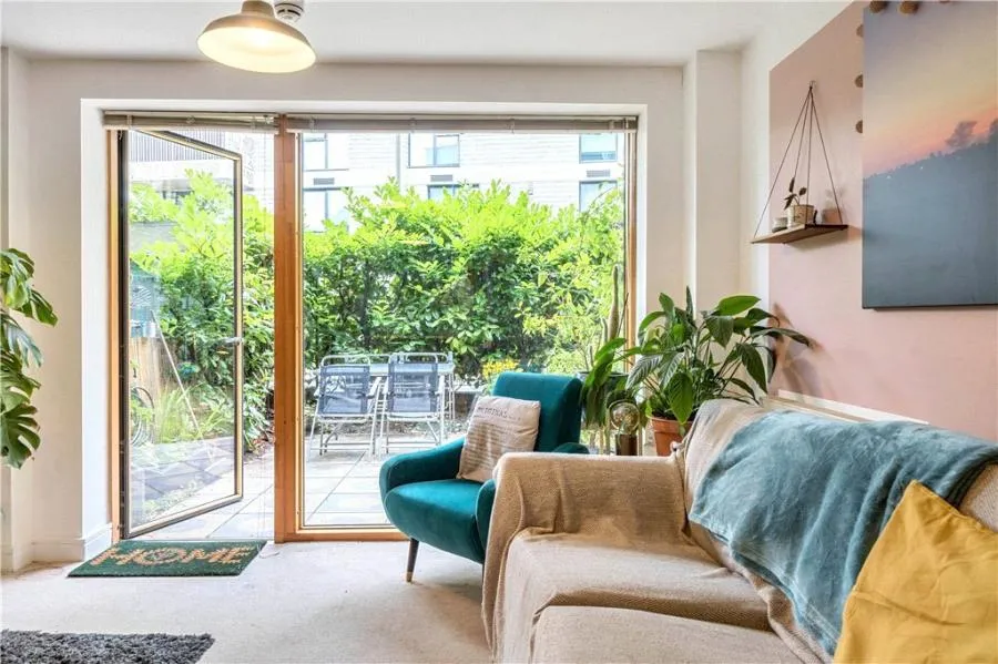 Plough Road, London, SW11, photo 3