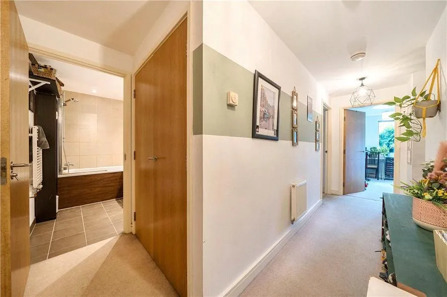 Plough Road, London, SW11, photo 14