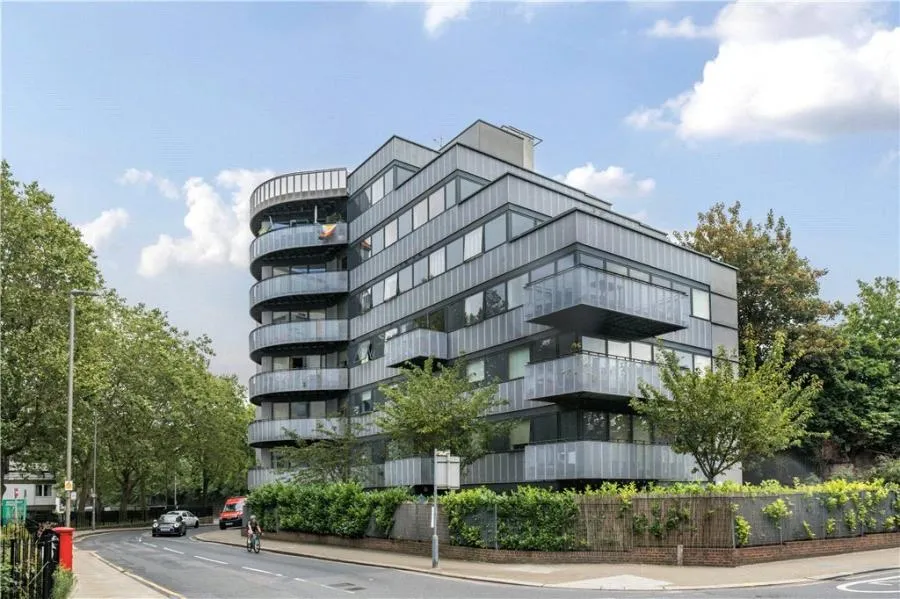 2 bed flat for sale, Plough Road, London, SW11