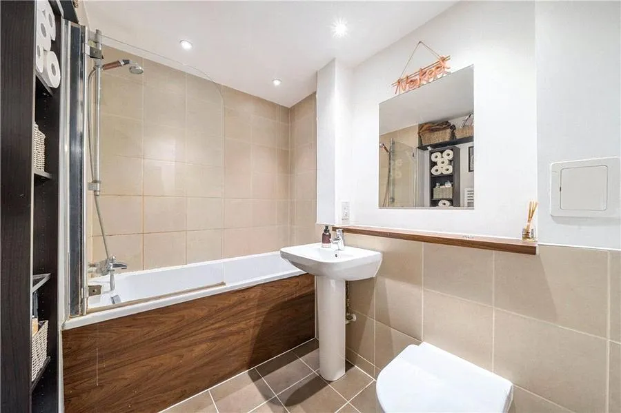 Plough Road, London, SW11, photo 15