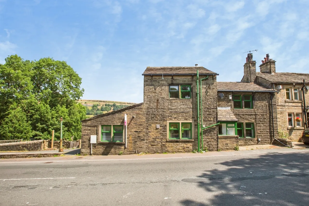 4 bed house for sale — Oldham Road, Rishworth