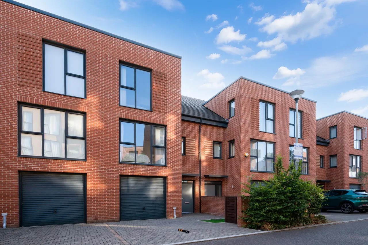 4 bed house for sale, Reynard Way, Brentford, TW8