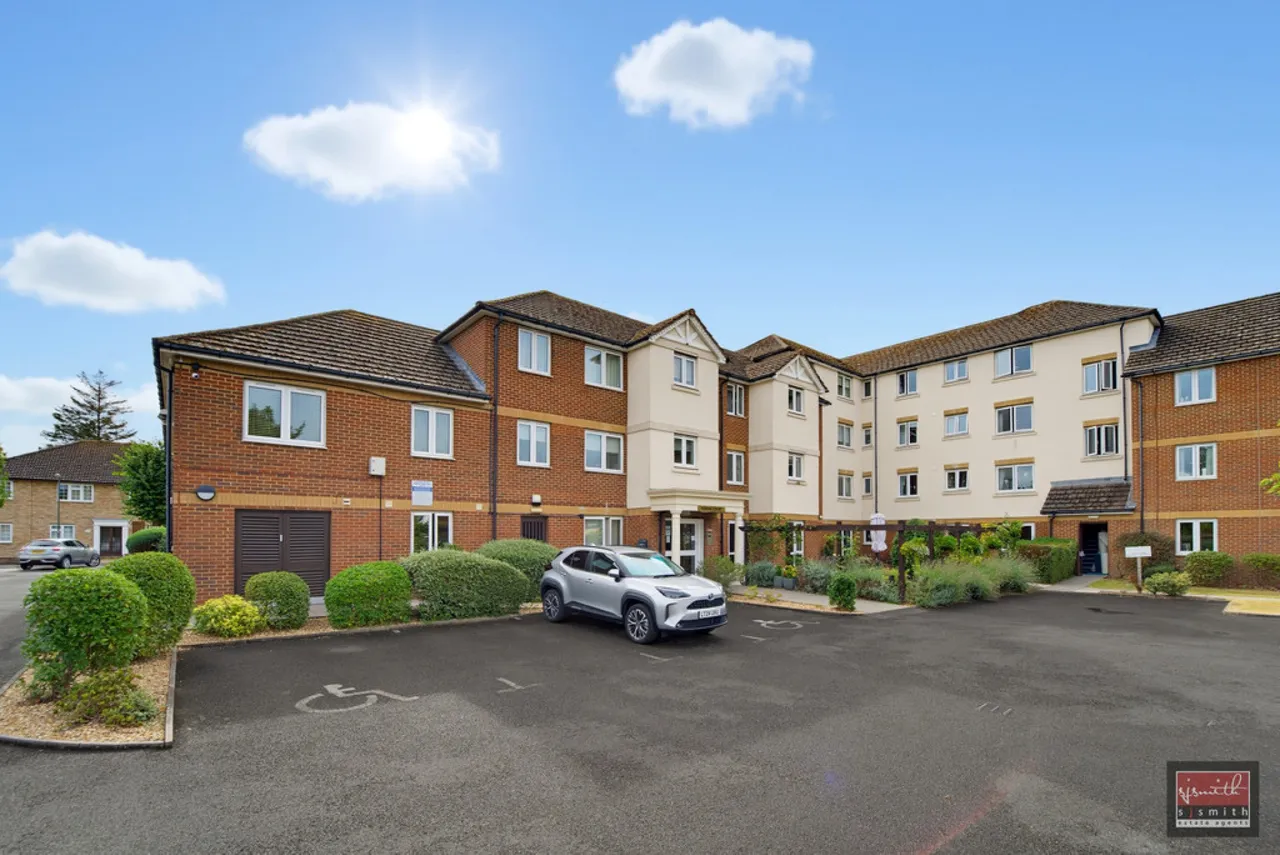 1 bed flat for sale, Parkland Grove, Ashford, TW15