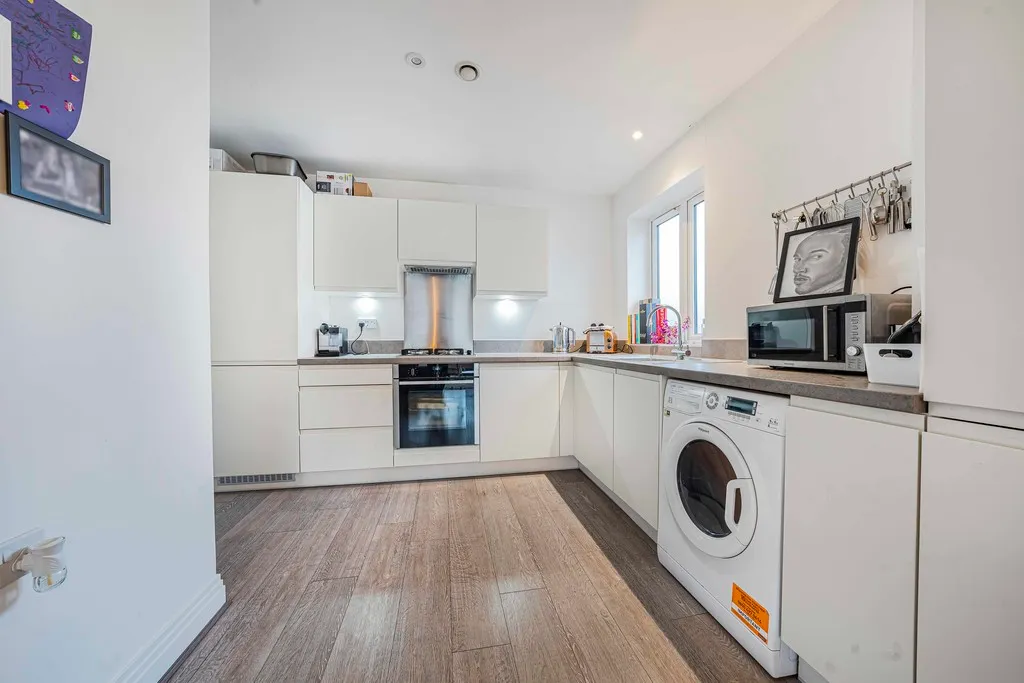 Oakpoint Court, Sutton Court Road, UB10, photo 9