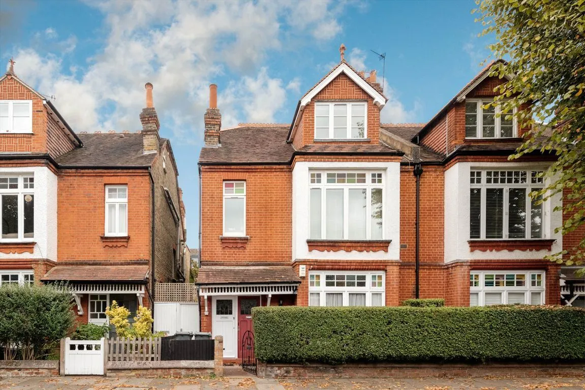 3 bed flat to rent, Gainsborough Road, W4