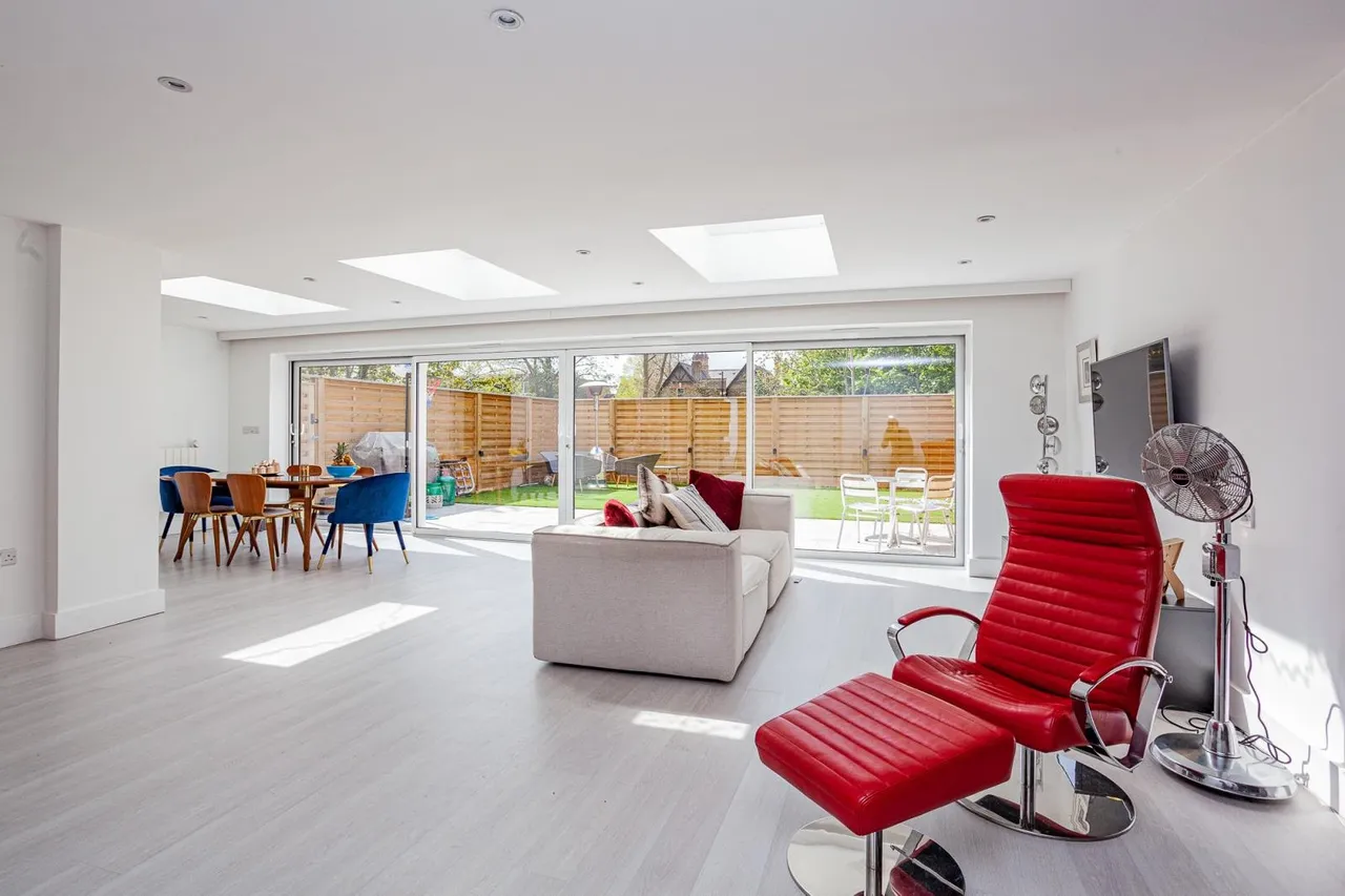 4 bed house to rent — Canterbury Close, Beckenham, Kent BR3 5EP