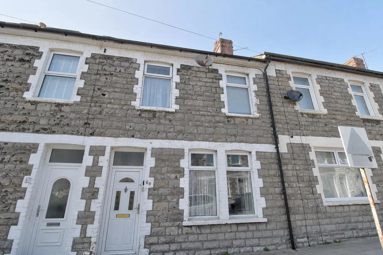 3 bed house to rent — Queen Street, Barry, CF62 7EG