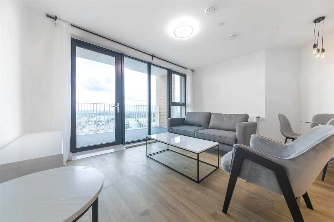 2 bed flat to rent — Lakeside Drive, Ealing