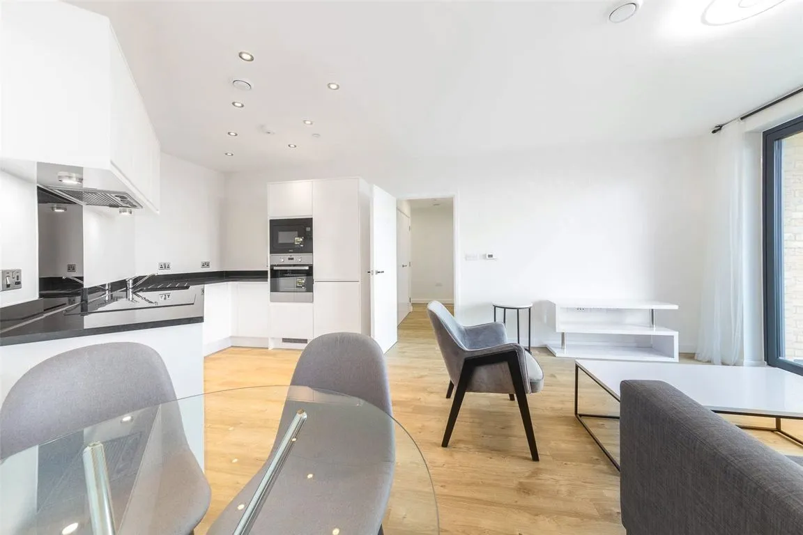 Lakeside Drive, Ealing, photo 5