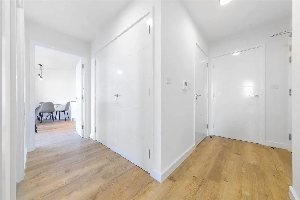 Lakeside Drive, Ealing, photo 8