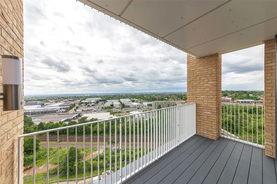 Lakeside Drive, Ealing, photo 6