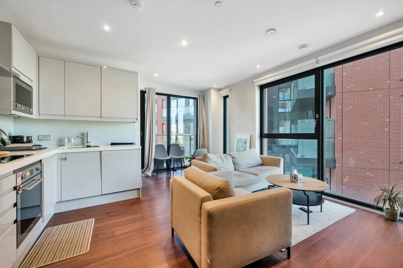 1 bed flat for sale, Avalon Point, London, E14