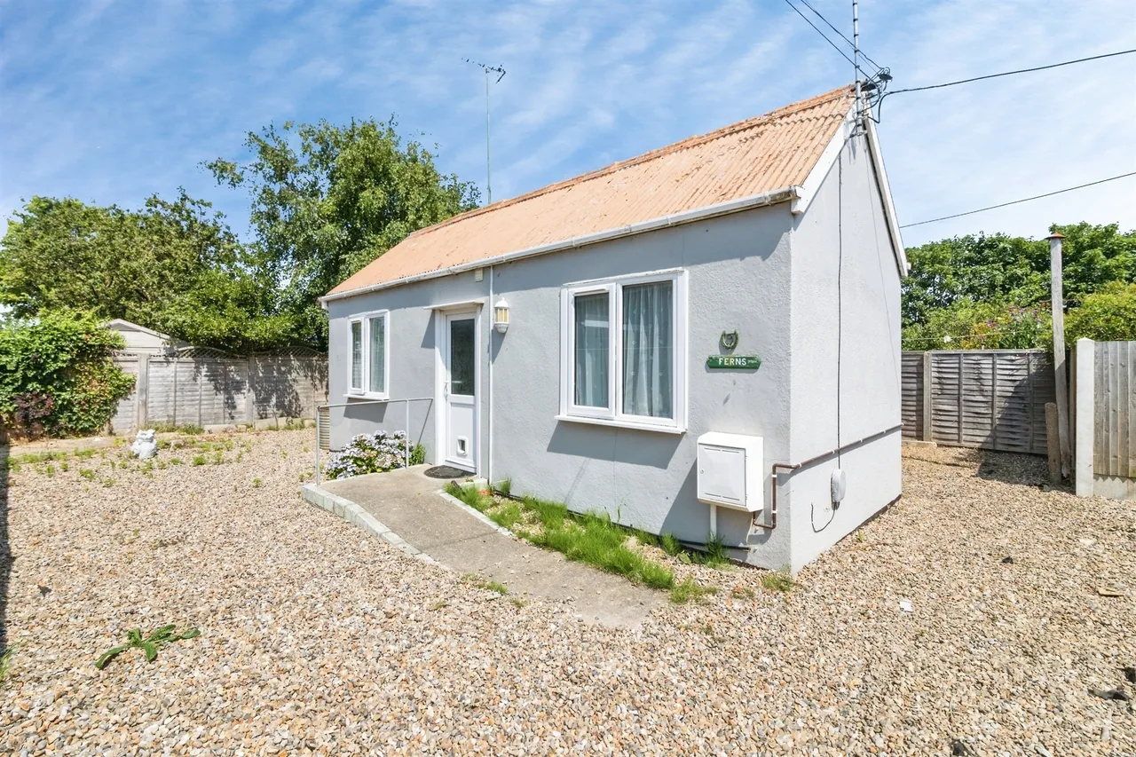 1 bed house for sale — Willow Road, Lowestoft