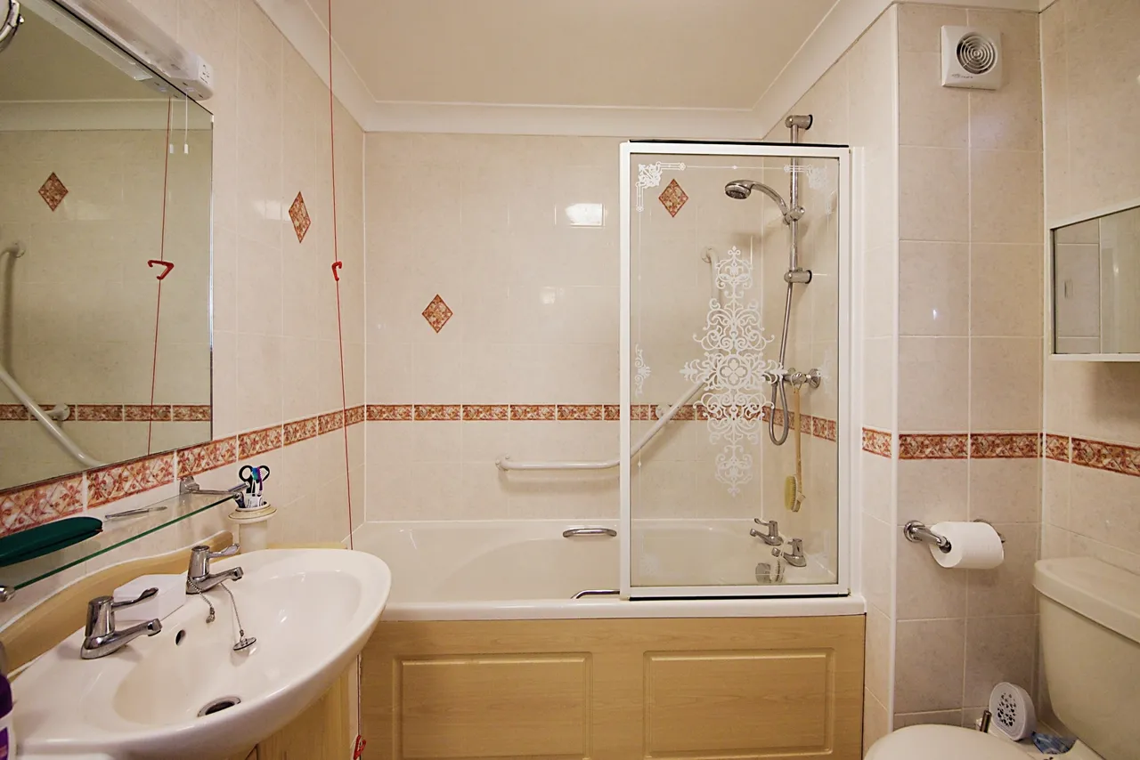 Winchmore Hill Road, London, N21, photo 12