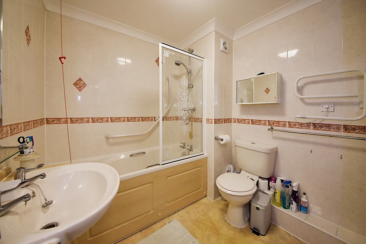 Winchmore Hill Road, London, N21, photo 13