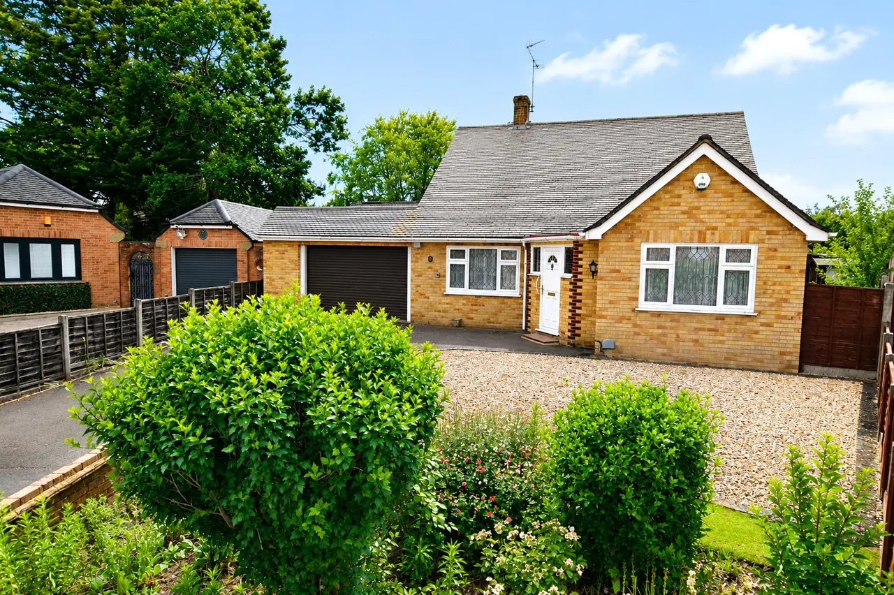 3 bed house for sale — Woodcot Gardens, Farnborough, Hampshire, GU14 9RD