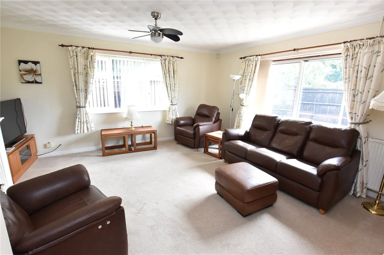 Woodcot Gardens, Farnborough, Hampshire, GU14 9RD, photo 5