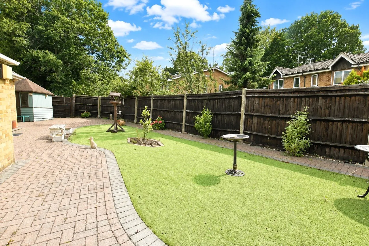 Woodcot Gardens, Farnborough, Hampshire, GU14 9RD, photo 12