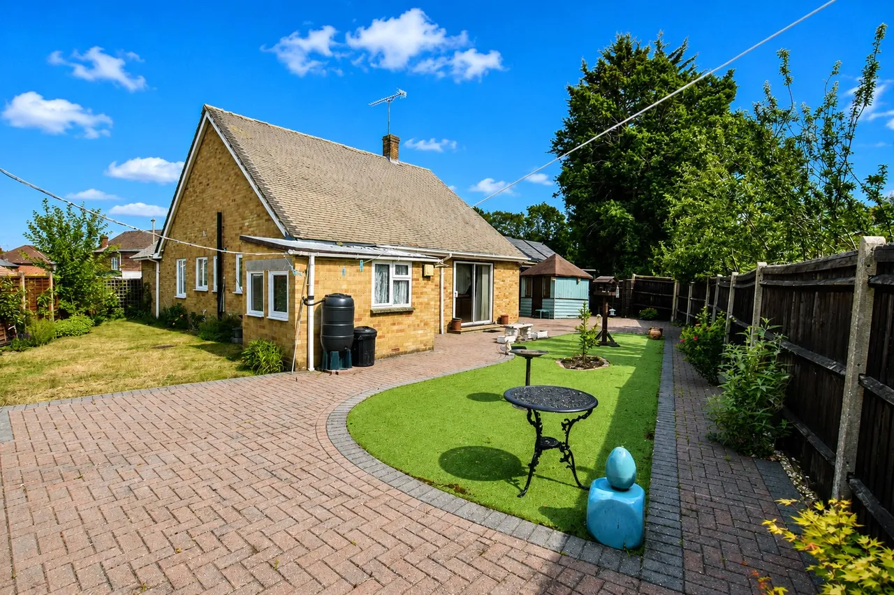 Woodcot Gardens, Farnborough, Hampshire, GU14 9RD, photo 4