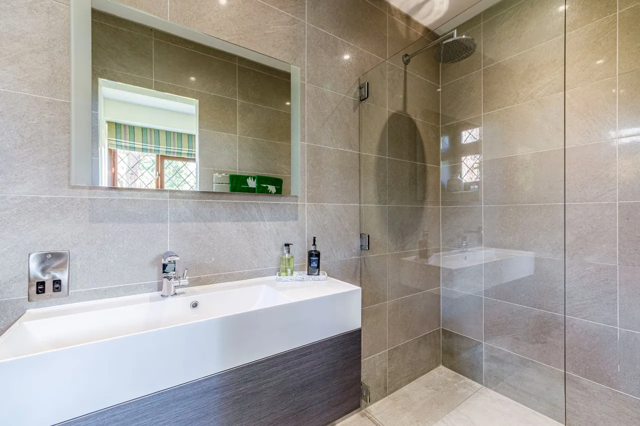 Blackdown Avenue, Pyrford, GU22, photo 28