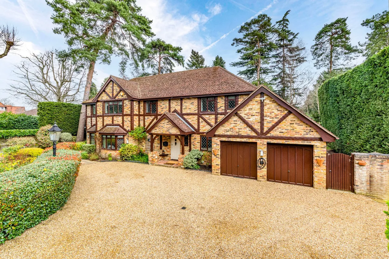 5 bed house for sale, Blackdown Avenue, Pyrford, GU22