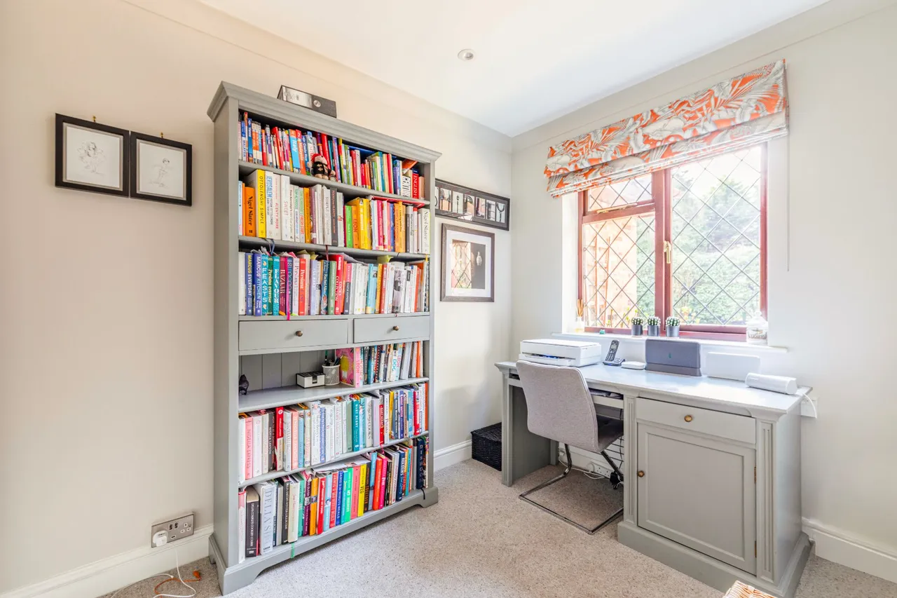 Blackdown Avenue, Pyrford, GU22, photo 6