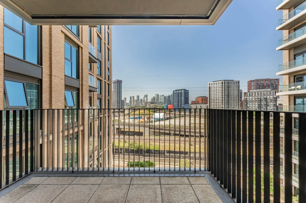 Silvertown Way, London, E16, photo 5