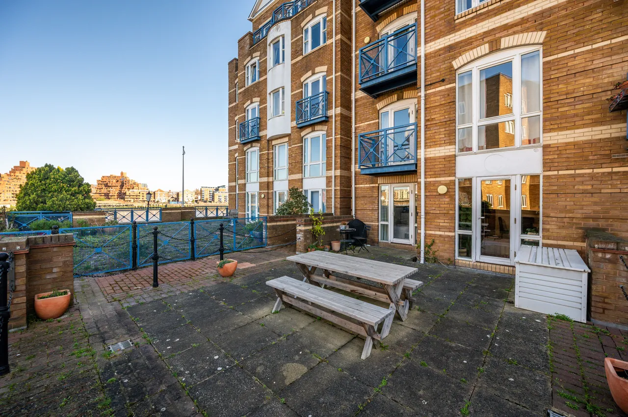 4 Blenheim Court, King and Queen Wharf, Rotherhithe Street, London, photo 5
