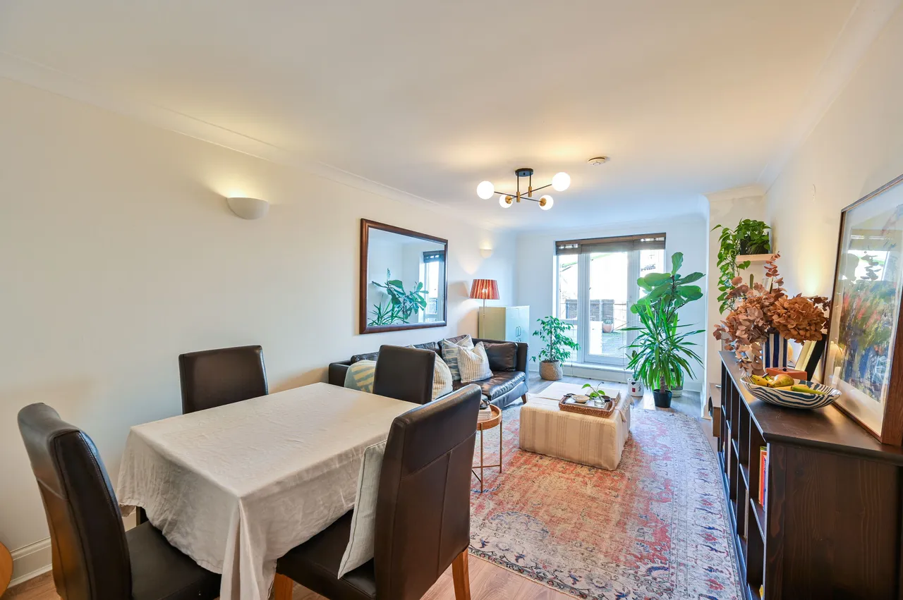 4 Blenheim Court, King and Queen Wharf, Rotherhithe Street, London, photo 2
