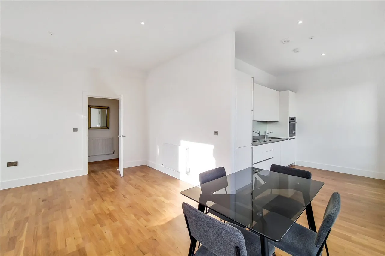 Fullerton Road, London, SW18, photo 3
