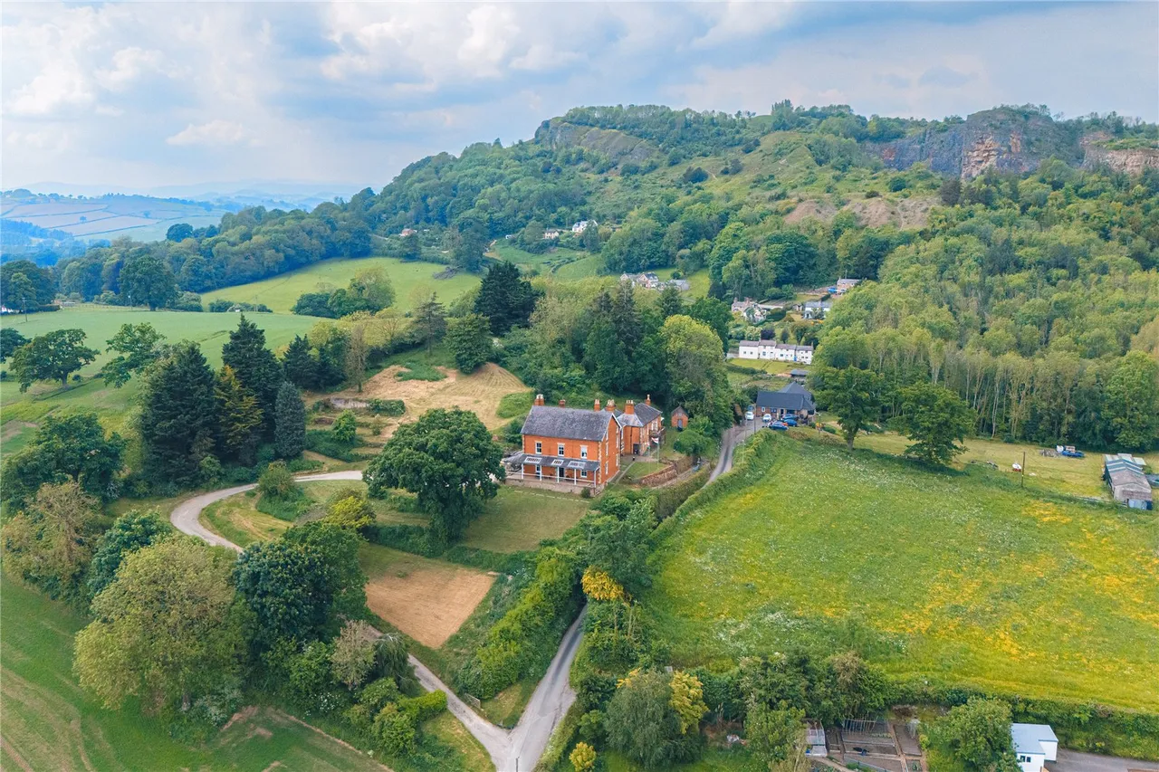 11 bed house for sale, Llanymynech, Powys