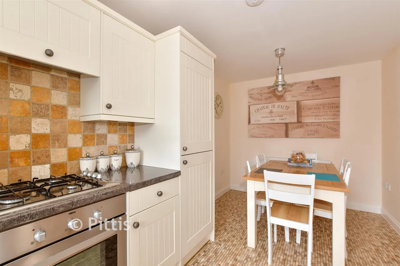 High Street, Freshwater, PO40, photo 9