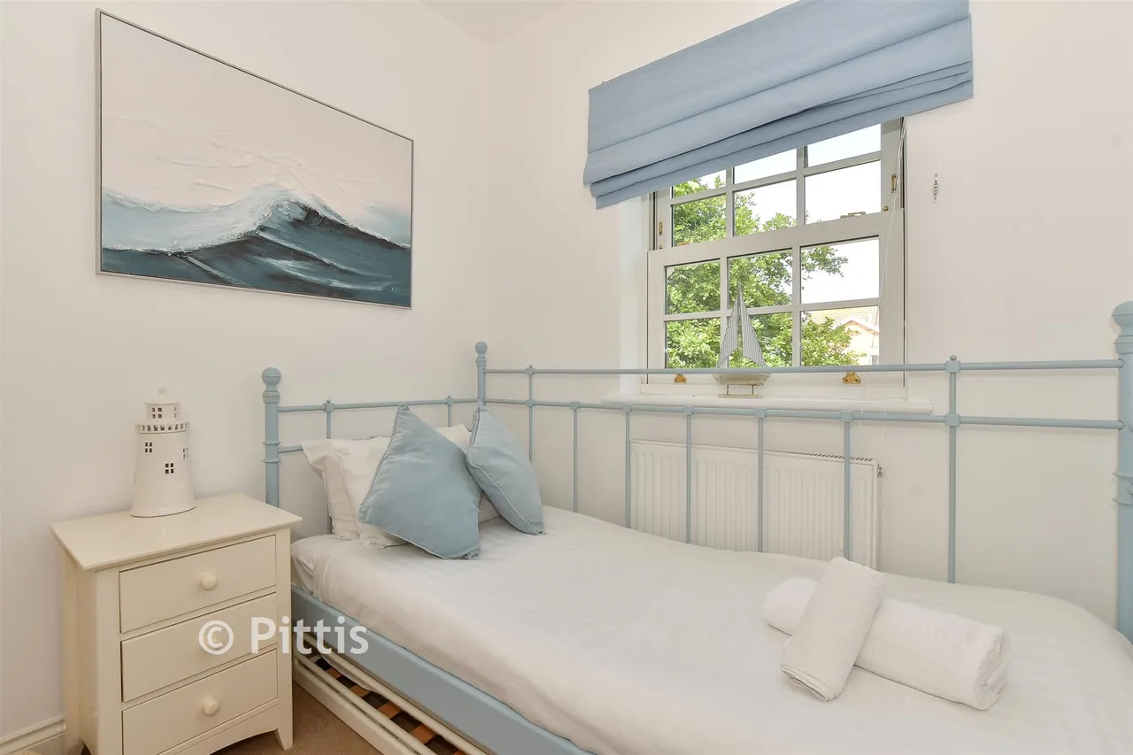 High Street, Freshwater, PO40, photo 8