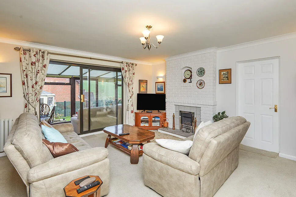Winchcombe Drive, Burton-on-Trent, Staffordshire, DE15, photo 2