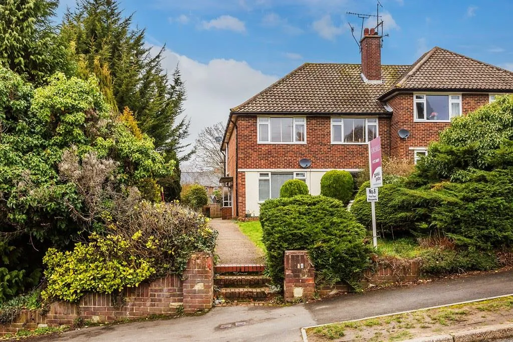 2 bed flat for sale, Minchin Close, Leatherhead, KT22