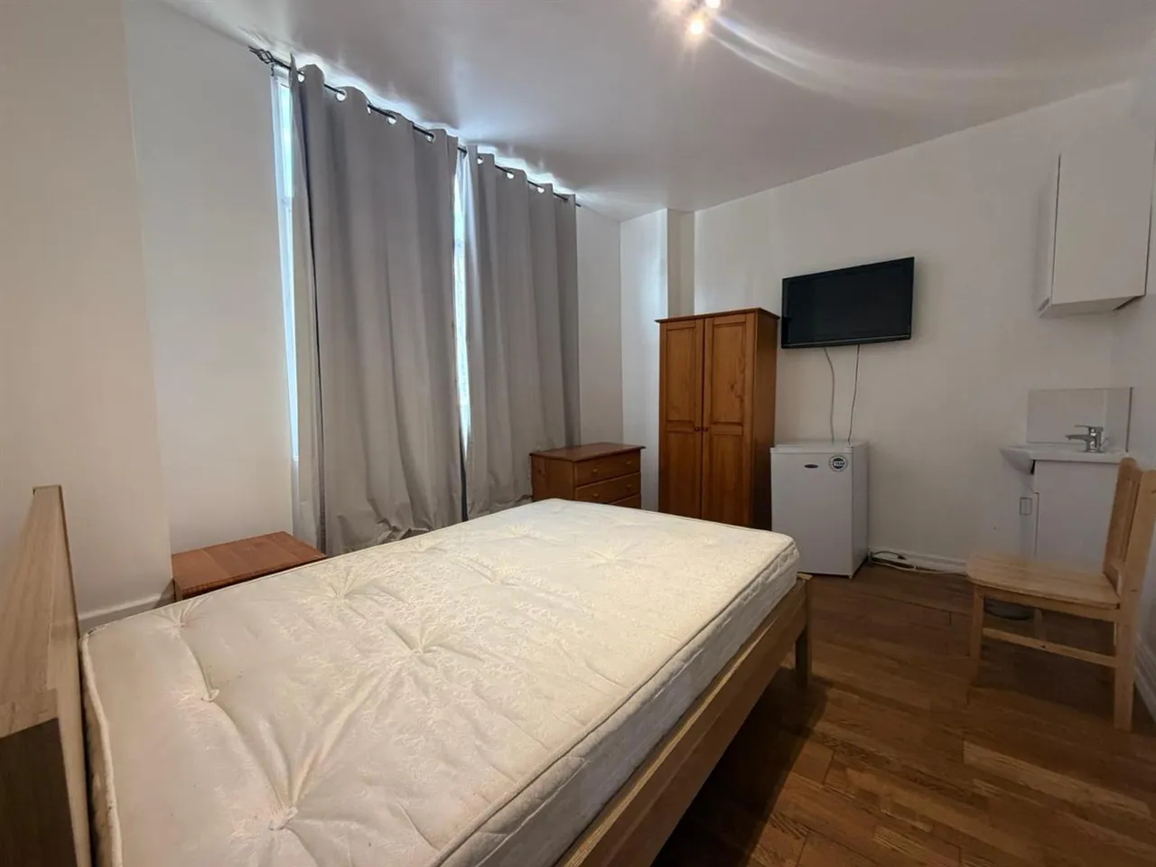 1 bed property to rent — Adelaide Grove, London