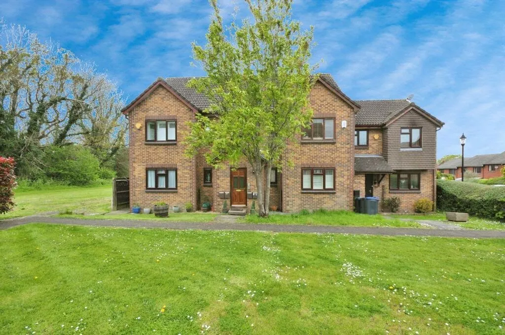 1 bed flat for sale — Burdock Close, Croydon, Surrey, CR0
