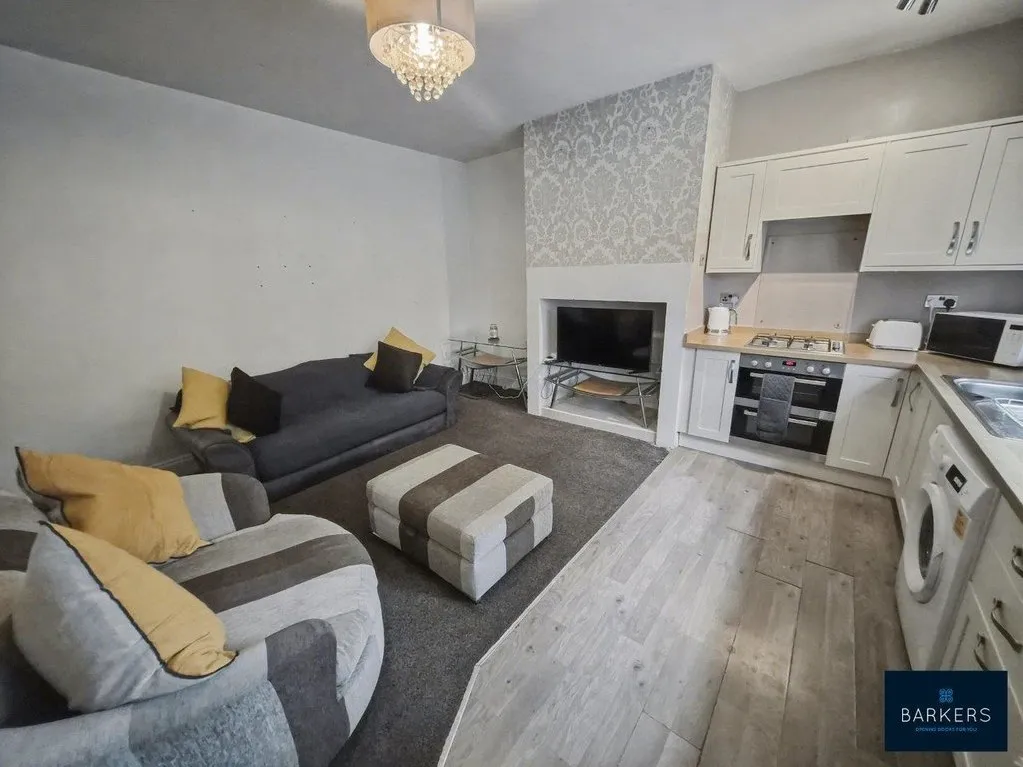 Bradford Road, Batley WF17 8HG, photo 4