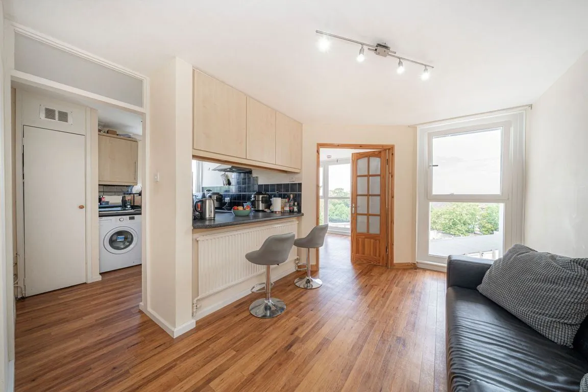 Manor Court, Weybridge, KT13, photo 2