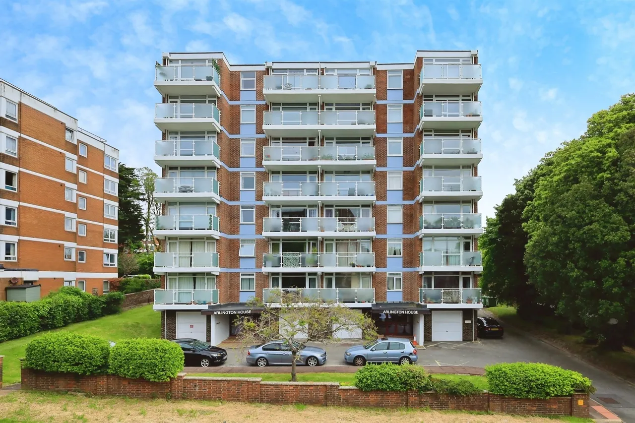 2 bed flat for sale — Upperton Road, Eastbourne