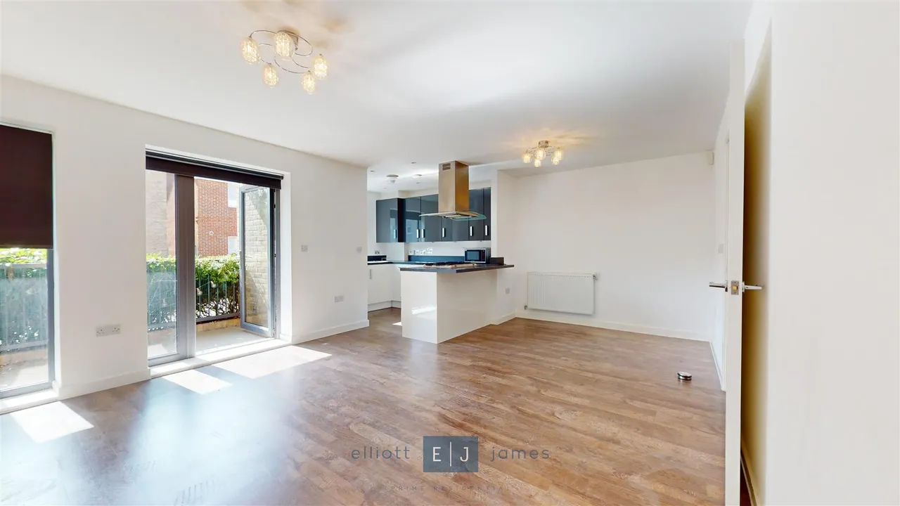 Willow Road, Chigwell, photo 3