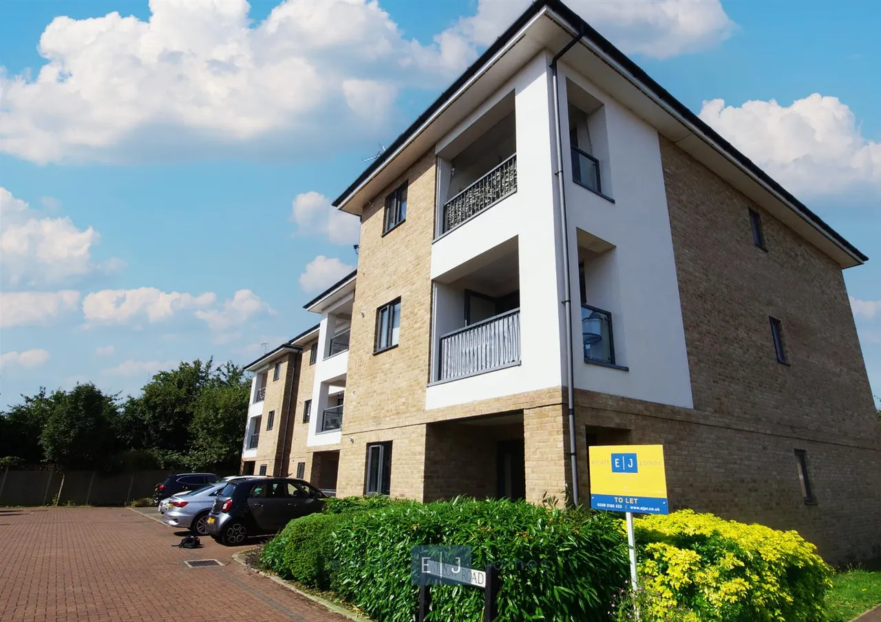2 bed flat to rent — Willow Road, Chigwell