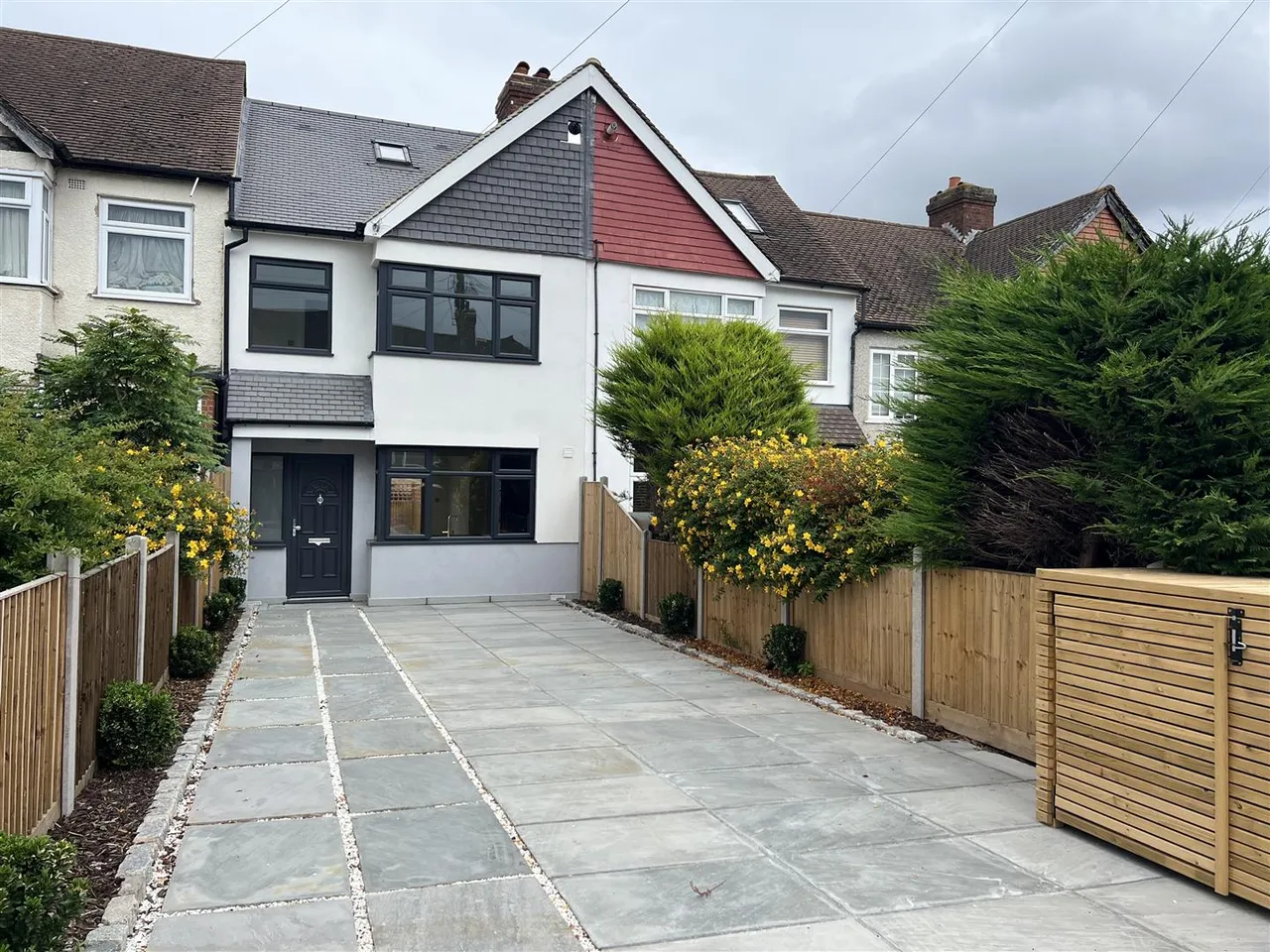 4 bed property for sale, Garth Close, Morden, SM4