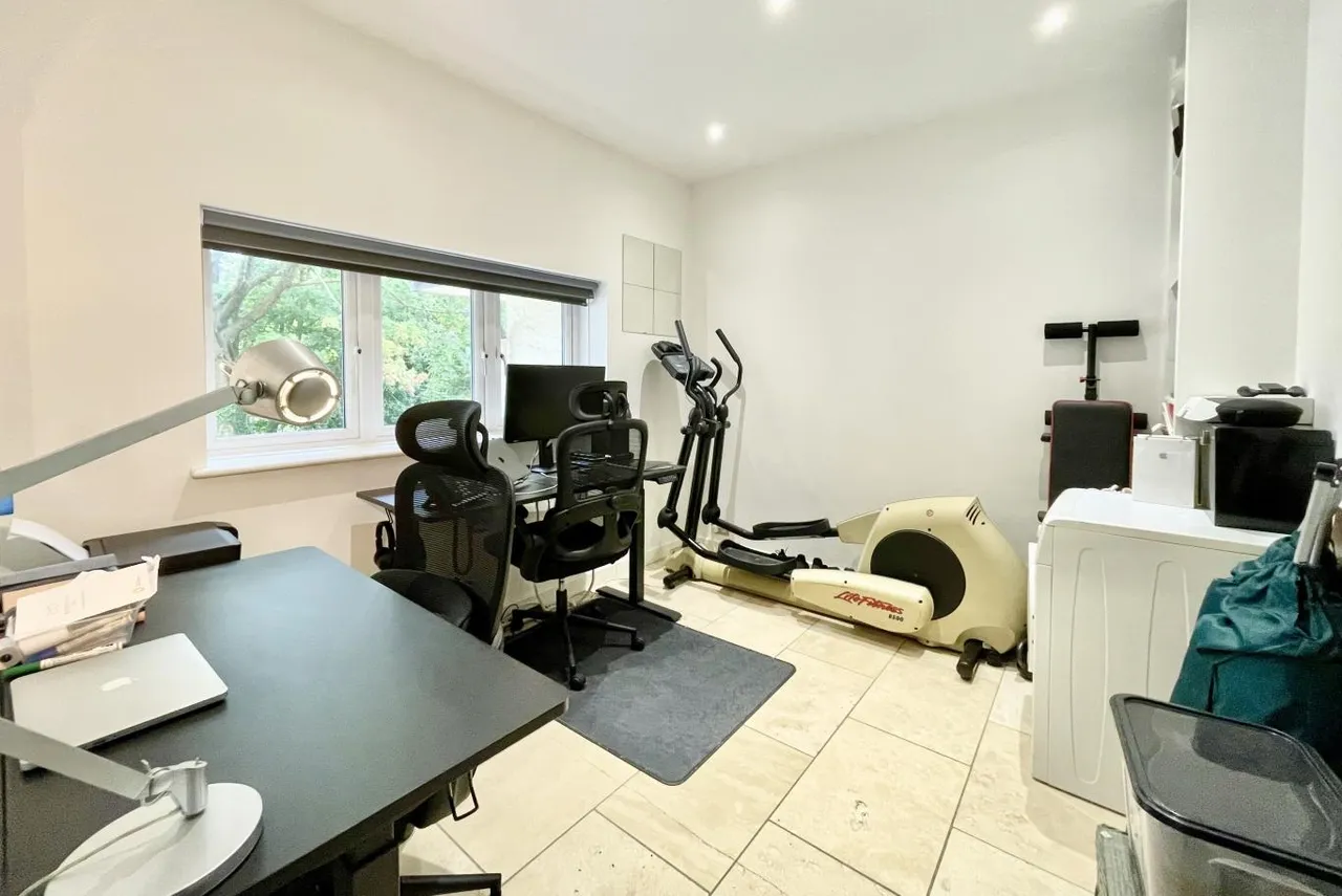 Talbot Avenue, BH3, photo 16